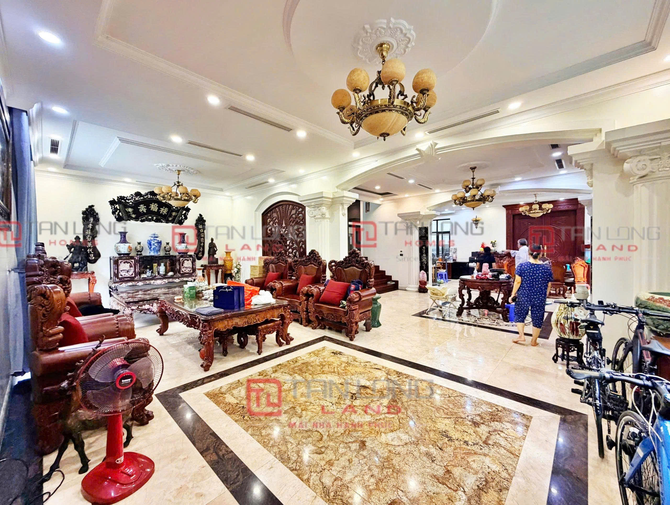 Cho thuê biệt thự đơn lập Vinhomes Riverside - DT: 345m2/4 ngủ & 1 phòng đa năng có thang máy - Nội thất cơ bản