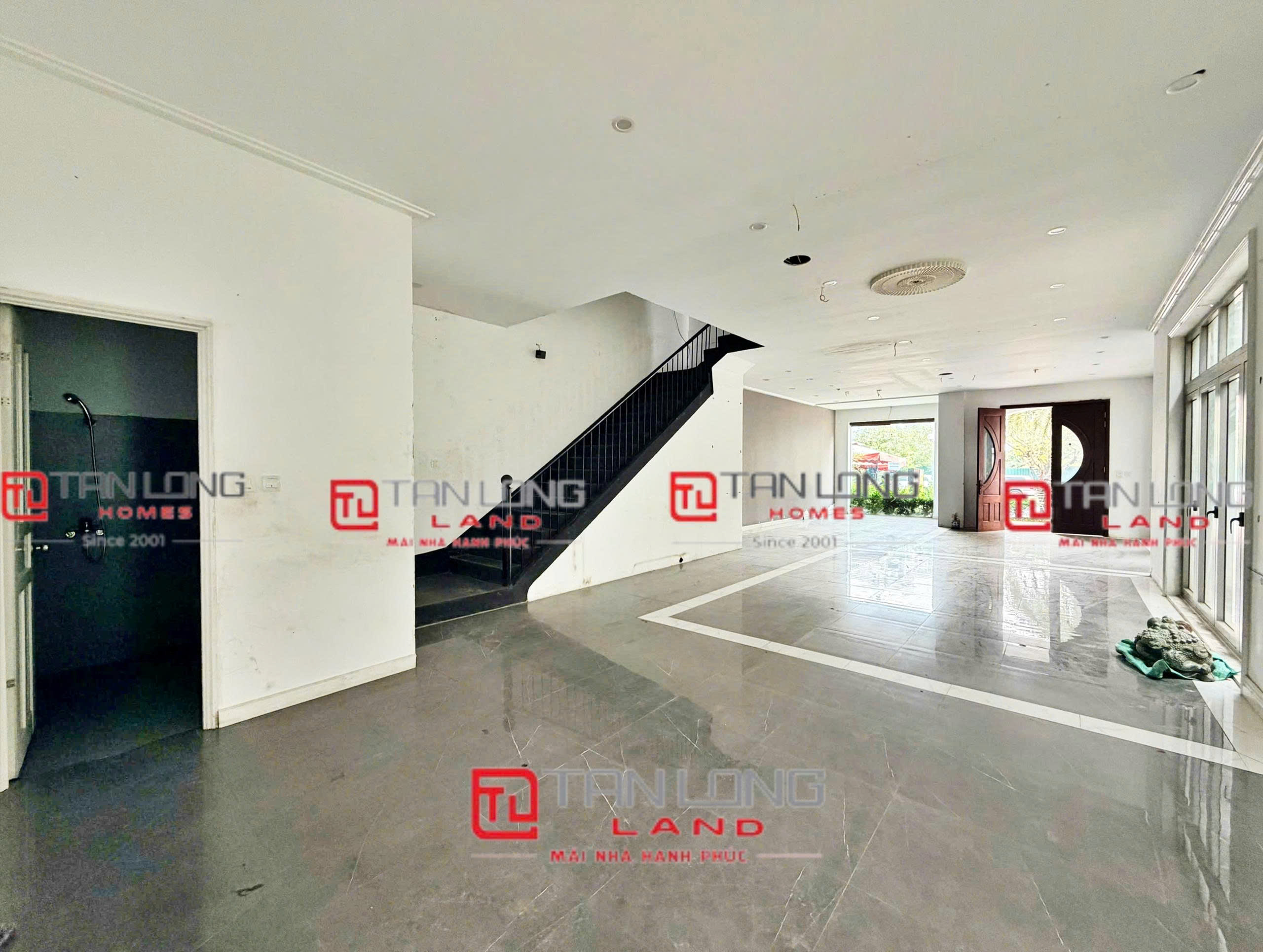 Cho thuê shophouse DT: 179m2/3 tầng + 1 tum nhà trống mặt tiền 9m Vinhomes The Harmony